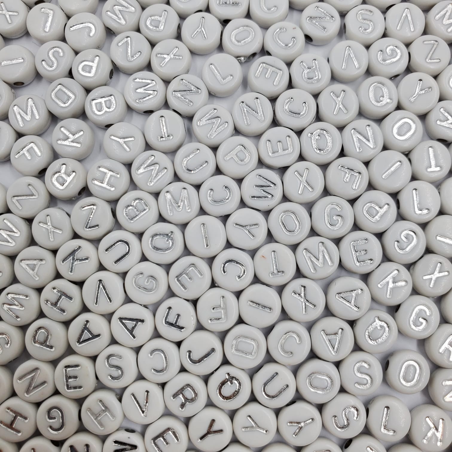 Pastilla Blanca con Letra Plateada acrilicos - Accesorios Rubi