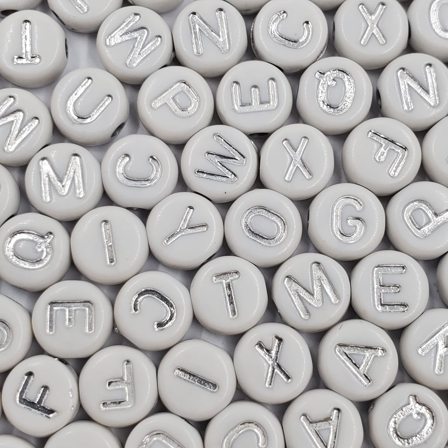 Pastilla Blanca con Letra Plateada acrilicos - Accesorios Rubi