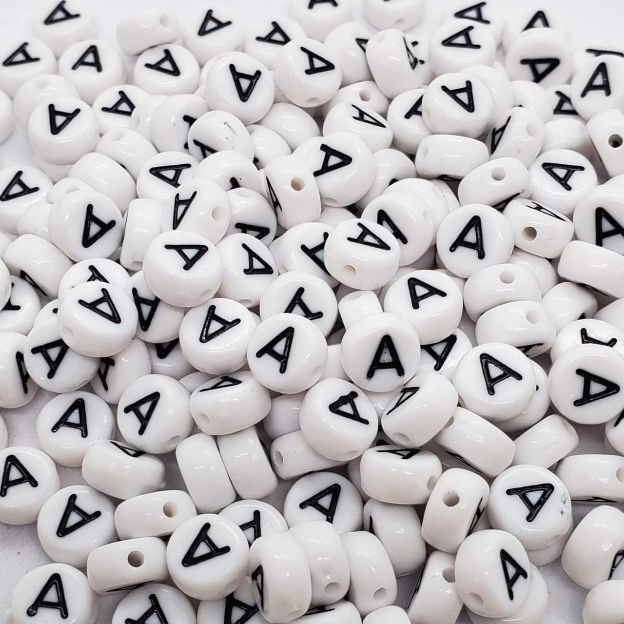 Paquete LETRA INDIVIDUAL Pastilla Blanca con Letra Negra acrilicos - Accesorios Rubi