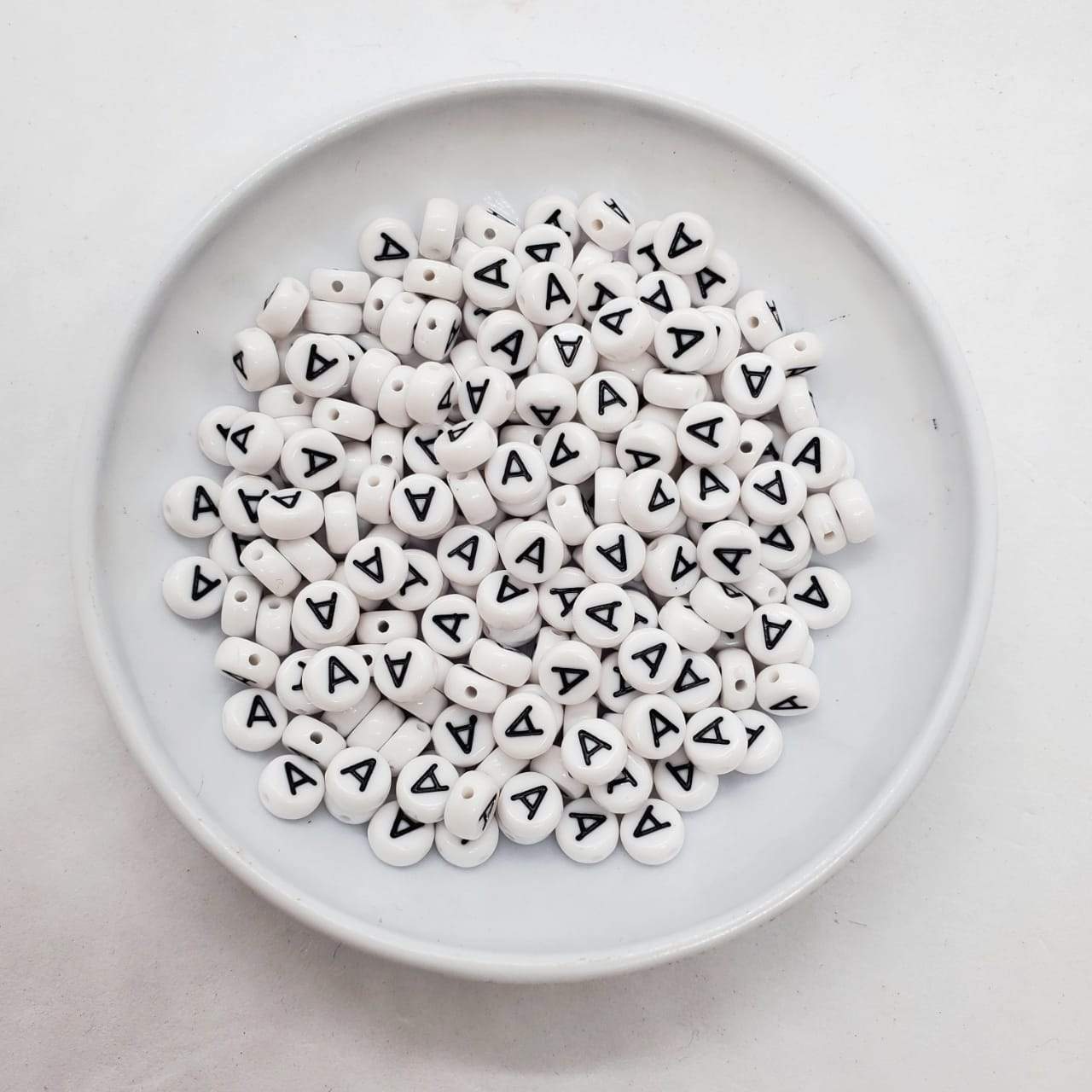 Paquete LETRA INDIVIDUAL Pastilla Blanca con Letra Negra acrilicos - Accesorios Rubi