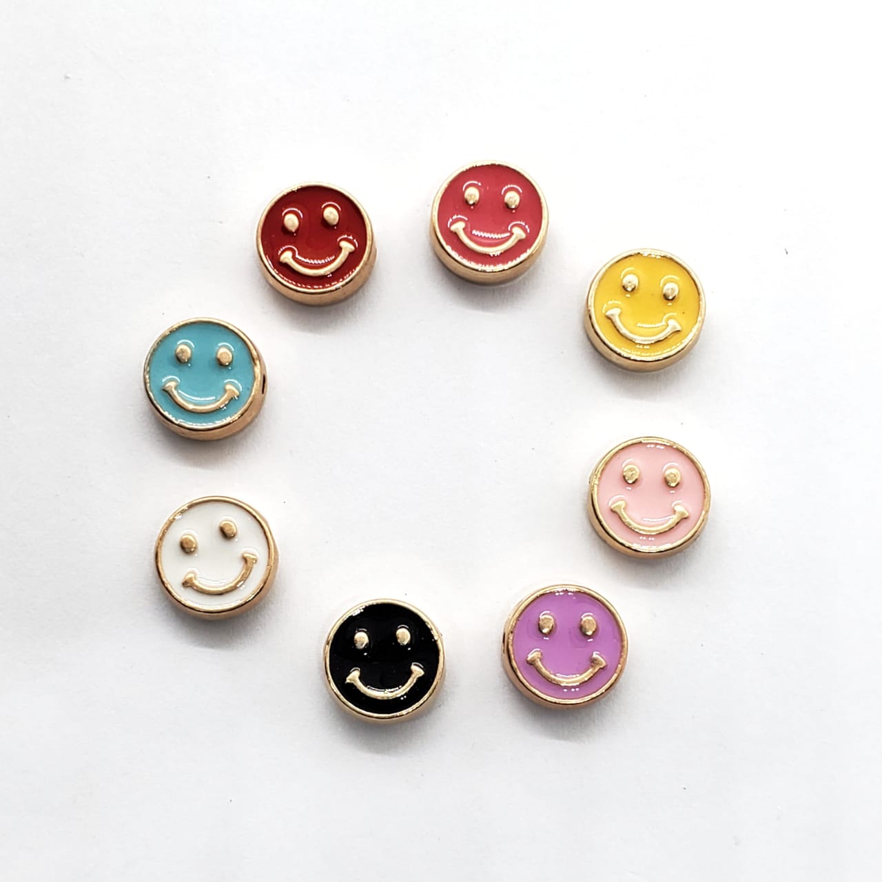 Dije Carita Feliz Esmaltada Transversal de Metal Dije - Accesorios Rubi