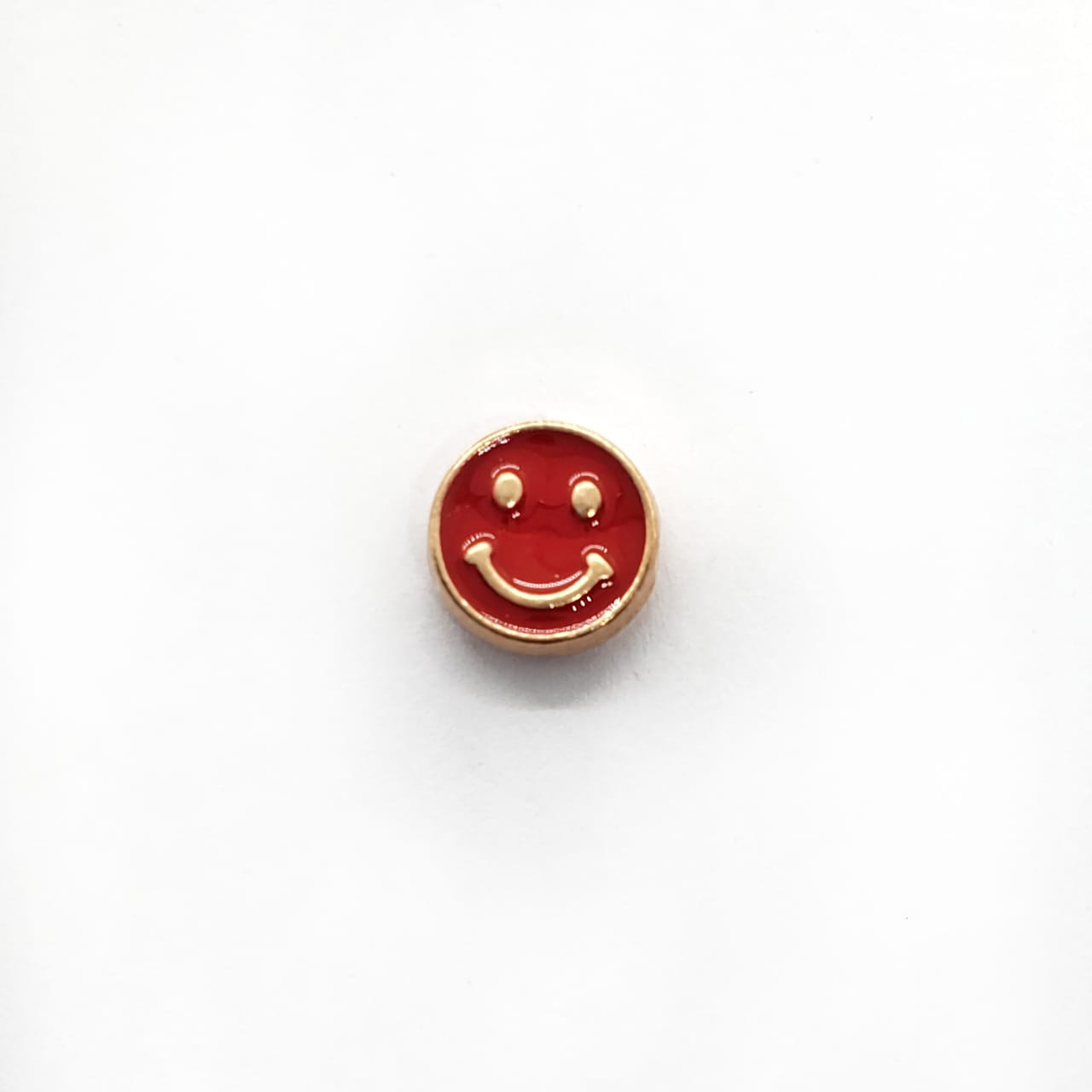 Dije Carita Feliz Esmaltada Transversal de Metal Dije - Accesorios Rubi