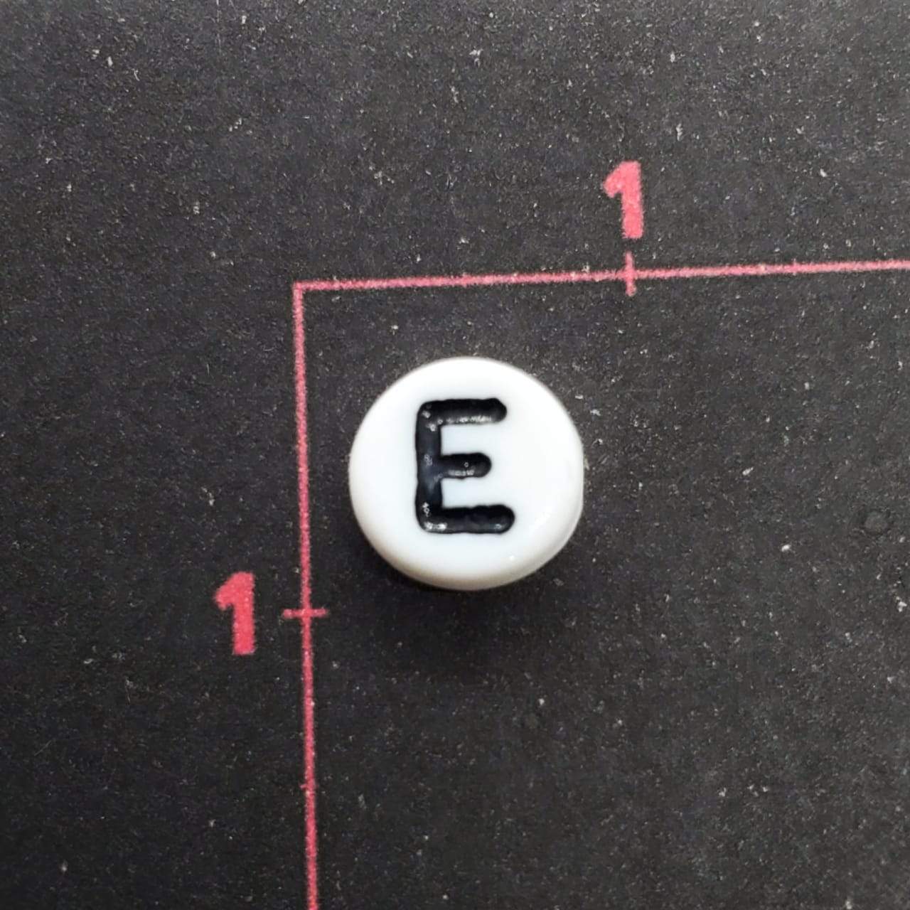 Paquete LETRA INDIVIDUAL Pastilla Blanca con Letra Negra acrilicos - Accesorios Rubi