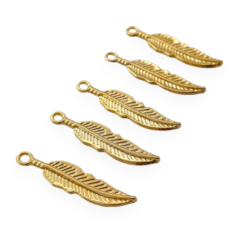 Dije Pluma 3 24k Dije - Accesorios Rubi